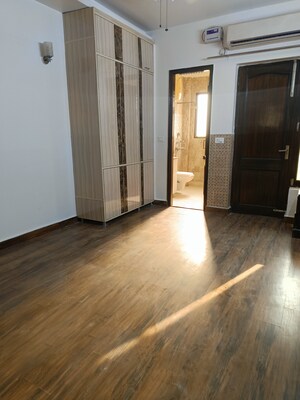 Room in 4 BHK Builder Floor at Uppal Southend, Sector 49 – for Rent