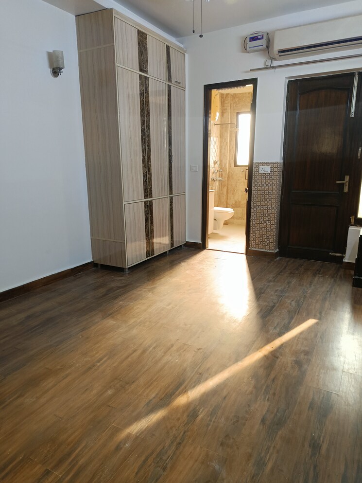 Room, uppal-southend 4 Bedroom 2700 Sq.Ft. Builder Floor In Sector 49 Gurgaon 9263885