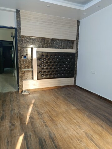 Room in 4 BHK Builder Floor at Uppal Southend, Sector 49 – for Rent