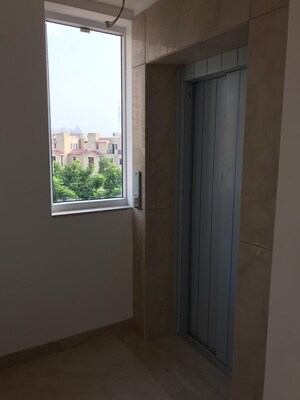 Room in 2 BHK Apartment at Unitech Palms, South City 1 – for Rent