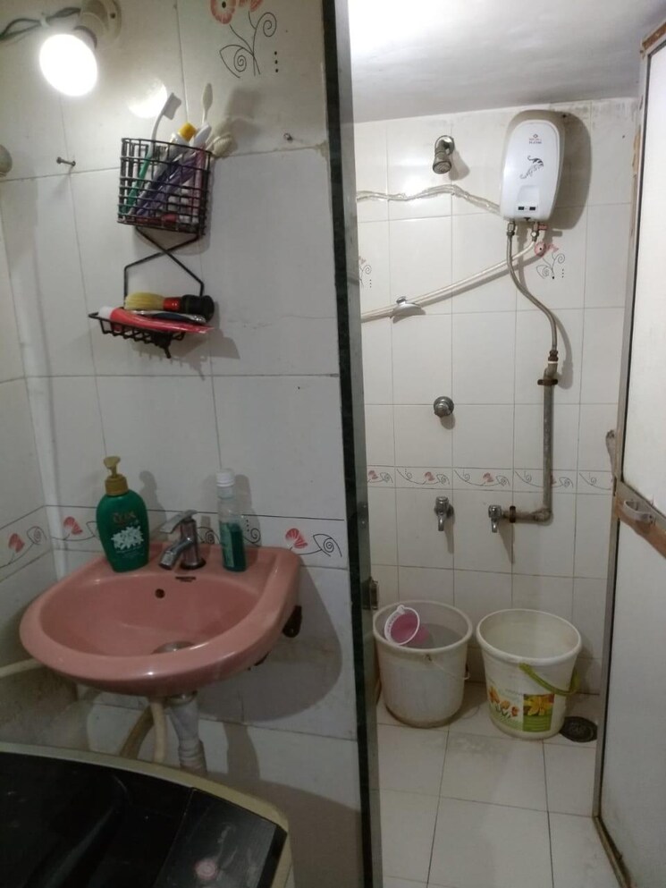 Bathroom, tilak nagar 1 Bedroom 400 Sq.Ft. Apartment In Tilak Nagar Mumbai 9263992