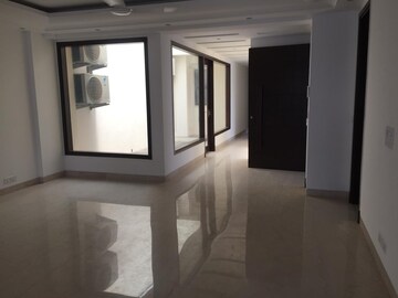 Room in 4 BHK Builder Floor at Maharani Bagh – for Rent
