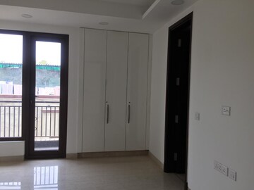 Room in 4 BHK Builder Floor at Maharani Bagh – for Rent