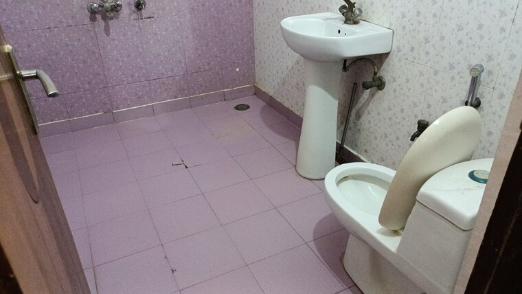 Bathroom, vaishali sector 4 2 Bedroom 950 Sq.Ft. Builder Floor In Vaishali Sector 4 Ghaziabad 9264066