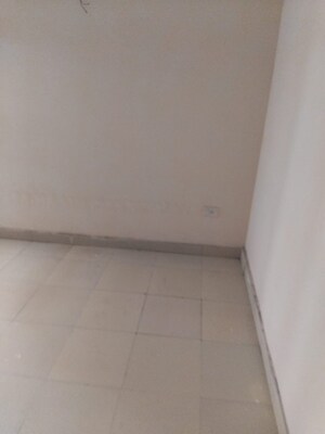 Room in 2 BHK Apartment at OP Floridaa, Sector 82 – for Rent