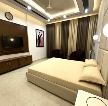 Bedroom in 6+ BHK Villa at DLF Garden Villas, Dlf Phase iv – for Sale