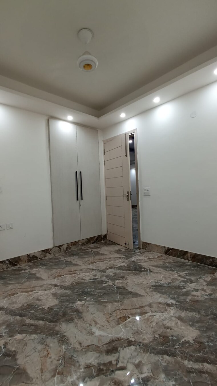 Room, freedom fighters enclave 3 Bedroom 160 Sq.Yd. Builder Floor In Freedom Fighters Enclave Delhi 9264131