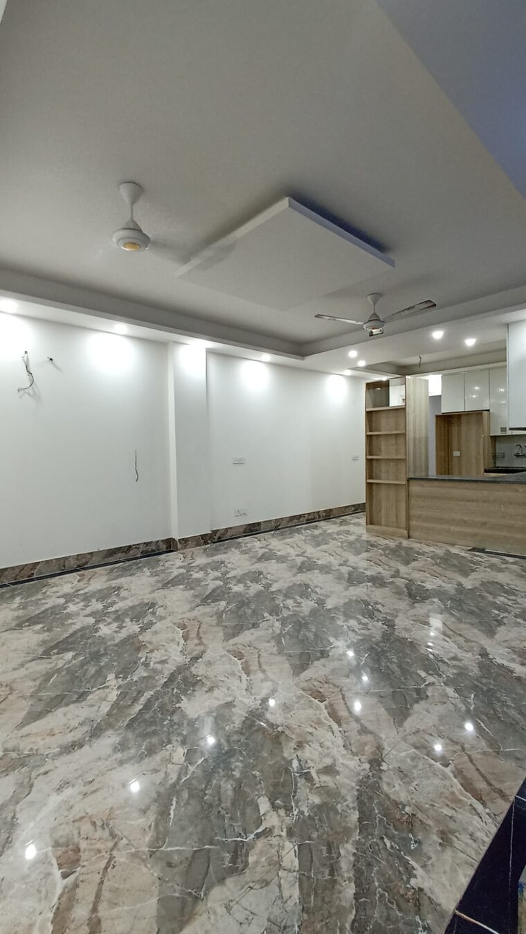Room, freedom fighters enclave 3 Bedroom 160 Sq.Yd. Builder Floor In Freedom Fighters Enclave Delhi 9264131