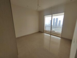 Room in 3 BHK Apartment at Indiabulls Blu, Worli – for Rent