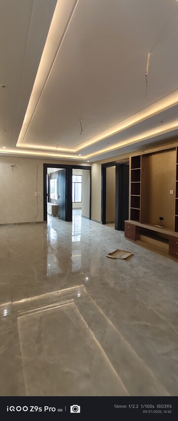 Building Lobby in 4 BHK Builder Floor at Green Fields Colony – for Sale