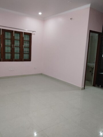 Room in 3 BHK Apartment at Gomti Nagar – for Rent