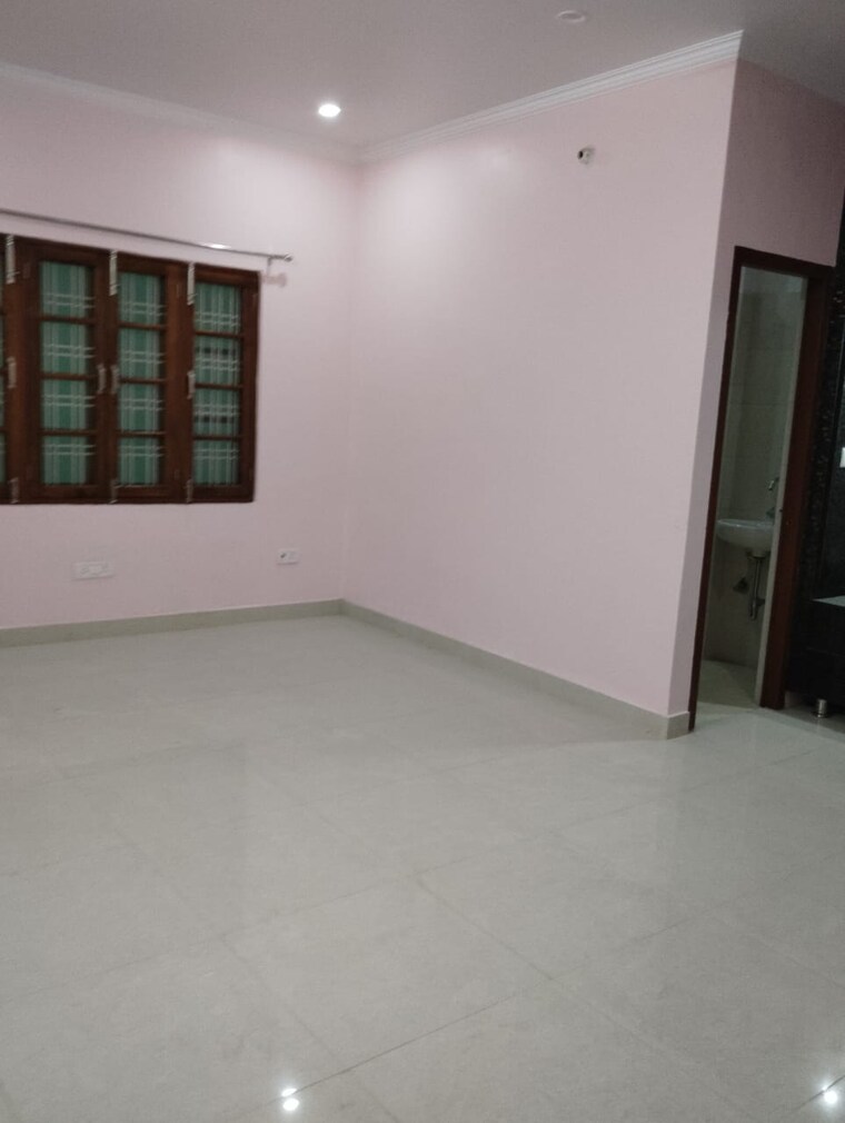 Room, gomti nagar 3 Bedroom 2000 Sq.Ft. Apartment In Gomti Nagar Lucknow 9264394