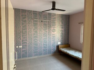 Room in 3 BHK Apartment at Gomti Nagar – for Rent