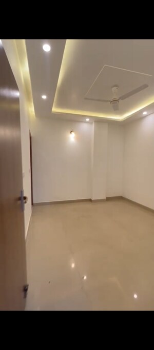 Room in 1.5 BHK Builder Floor at Okhla Industrial Estate Phase 2 – for Sale