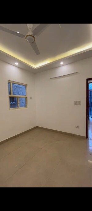 Room in 1.5 BHK Builder Floor at Okhla Industrial Estate Phase 2 – for Sale