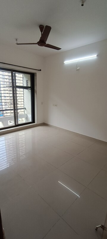 Room in 2 BHK Apartment at Living Essence, Kandivali East – for Rent