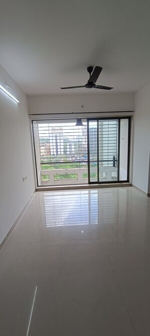 Room in 2 BHK Apartment at Living Essence, Kandivali East – for Rent