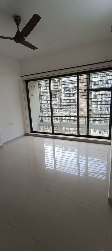 Room in 2 BHK Apartment at Living Essence, Kandivali East – for Rent