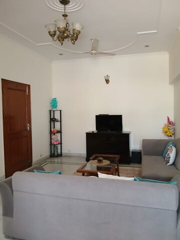 Living Room in 1.5 BHK Builder Floor at Sector 23 – for Rent