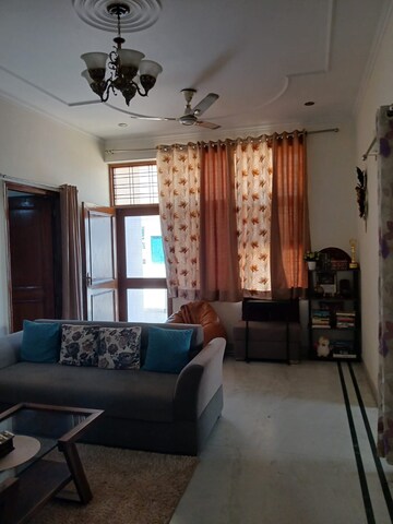 Living Room in 1.5 BHK Builder Floor at Sector 23 – for Rent