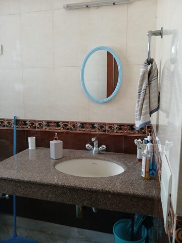 Bathroom in 1.5 BHK Builder Floor at Sector 23 – for Rent
