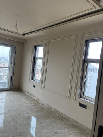 Room in 3 BHK Builder Floor at Sector 9 – for Rent
