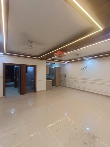 Room in 4 BHK Builder Floor at Green Fields Colony – for Sale