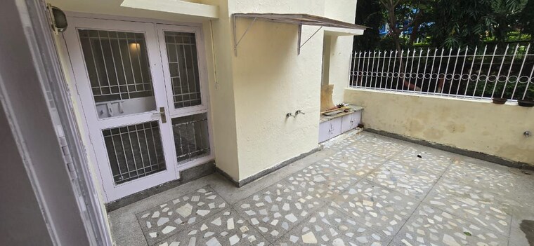 Balcony, vasant kunj 3 Bedroom 1500 Sq.Ft. Apartment In Vasant Kunj Delhi 9264851