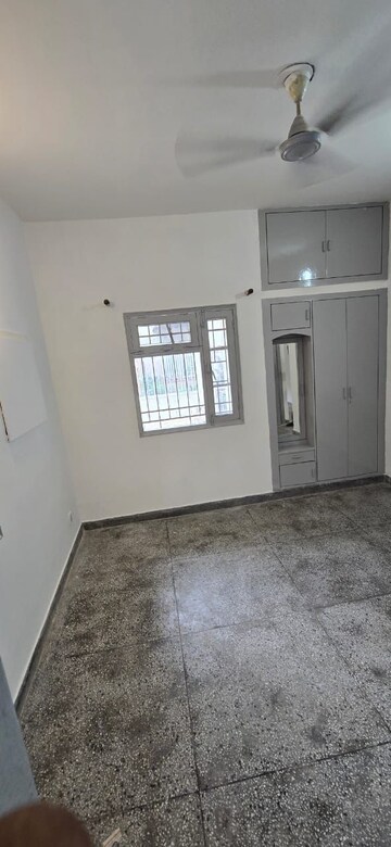 Room in 3 BHK Apartment at Vasant Kunj – for Rent