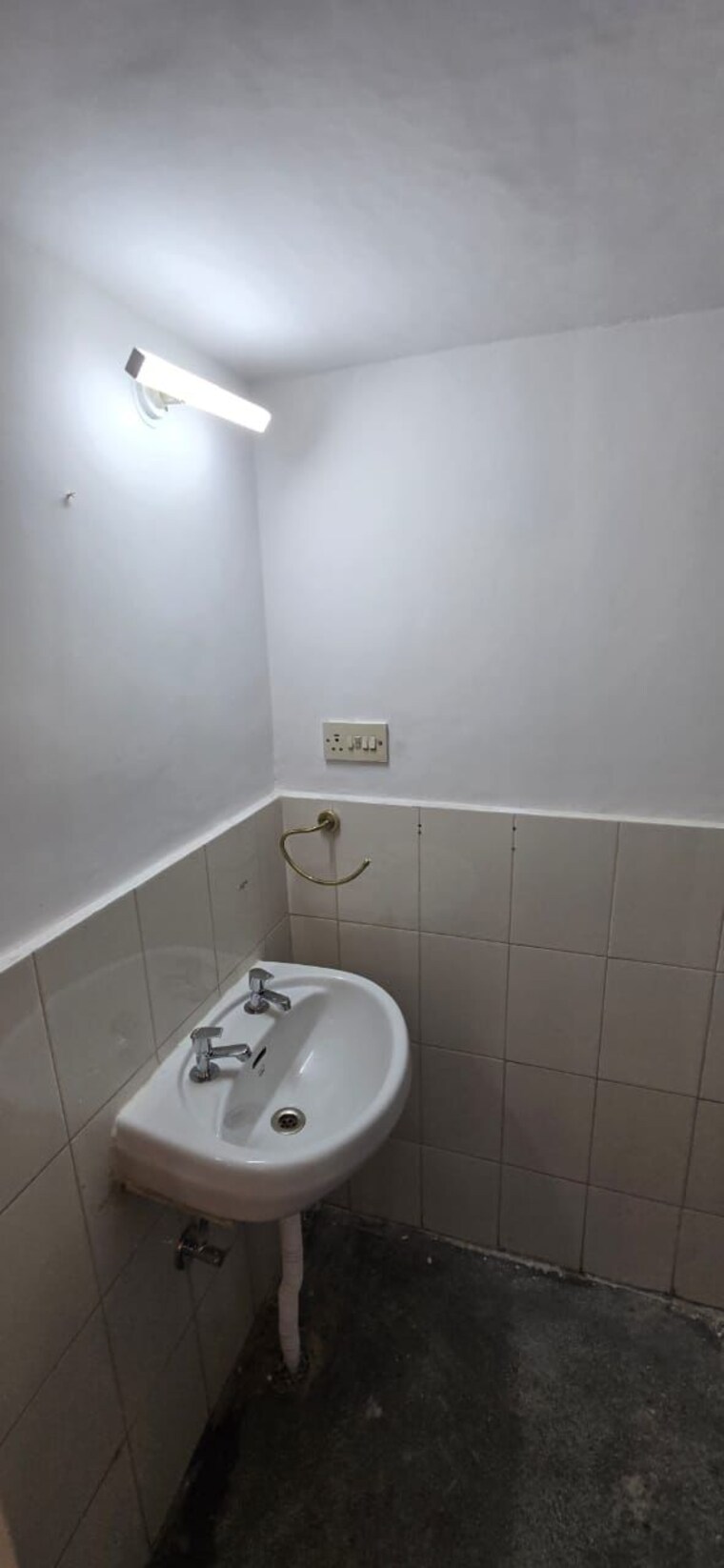 Bathroom, vasant kunj 3 Bedroom 1500 Sq.Ft. Apartment In Vasant Kunj Delhi 9264851
