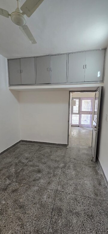 Room in 3 BHK Apartment at Vasant Kunj – for Rent