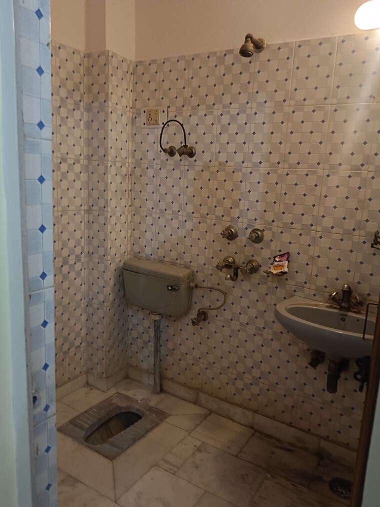 Bathroom, panchsheel vihar 2 Bedroom 675 Sq.Ft. Builder Floor In Panchsheel Vihar Delhi 9264944