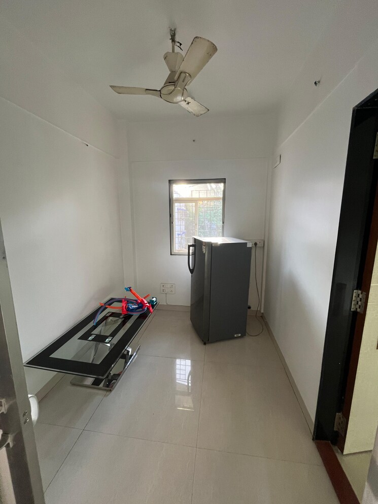 Room, seven bunglow 1.5 Bedroom 500 Sq.Ft. Apartment In Seven Bunglow Mumbai 9264946