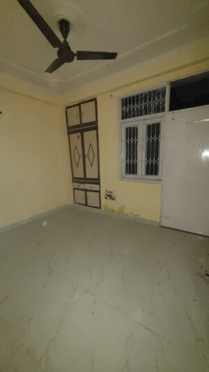 Furnished Amenities in 1 BHK Builder Floor at Dilshad Colony – for Rent