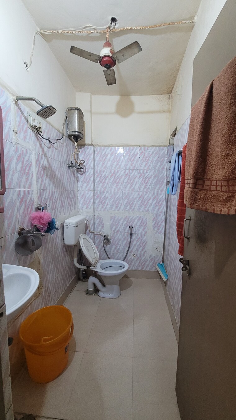 Attached Bathroom, dilshad colony 2 Bedroom 900 Sq.Ft. Builder Floor In Dilshad Colony Delhi 9264977