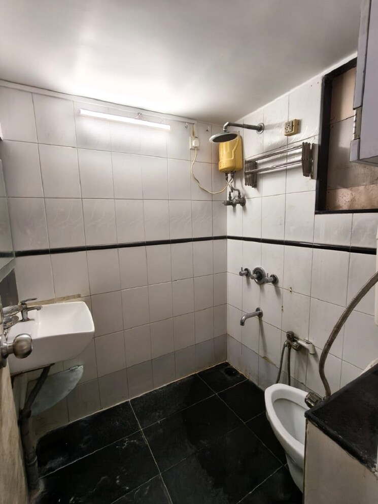 Bathroom, bandra west 2 Bedroom 750 Sq.Ft. Apartment In Bandra West Mumbai 9264979