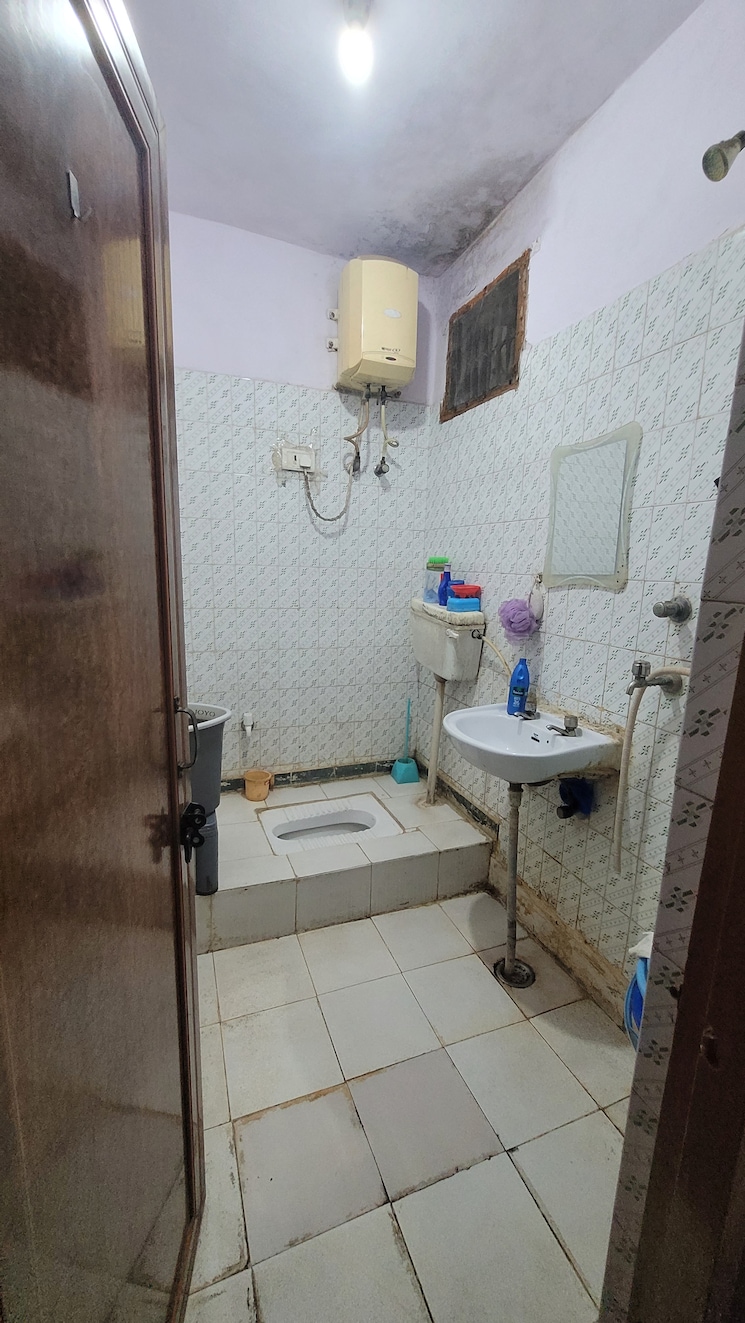 Attached Bathroom, dilshad colony 2 Bedroom 900 Sq.Ft. Builder Floor In Dilshad Colony Delhi 9265016