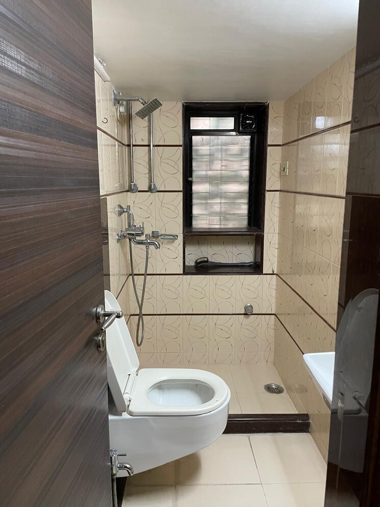 Bathroom, santacruz west 3 Bedroom 1200 Sq.Ft. Apartment In Santacruz West Mumbai 9265014