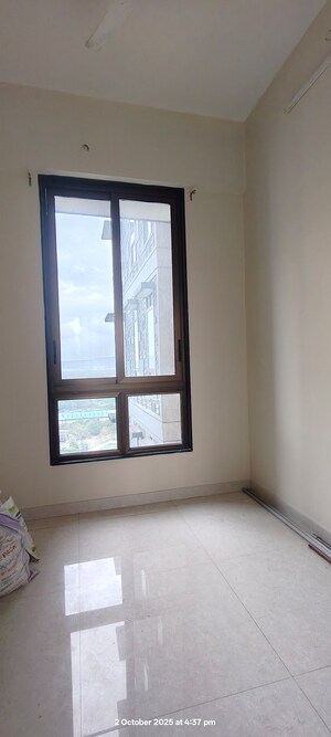 Room in 2.5 BHK Apartment at Mulund West – for Rent