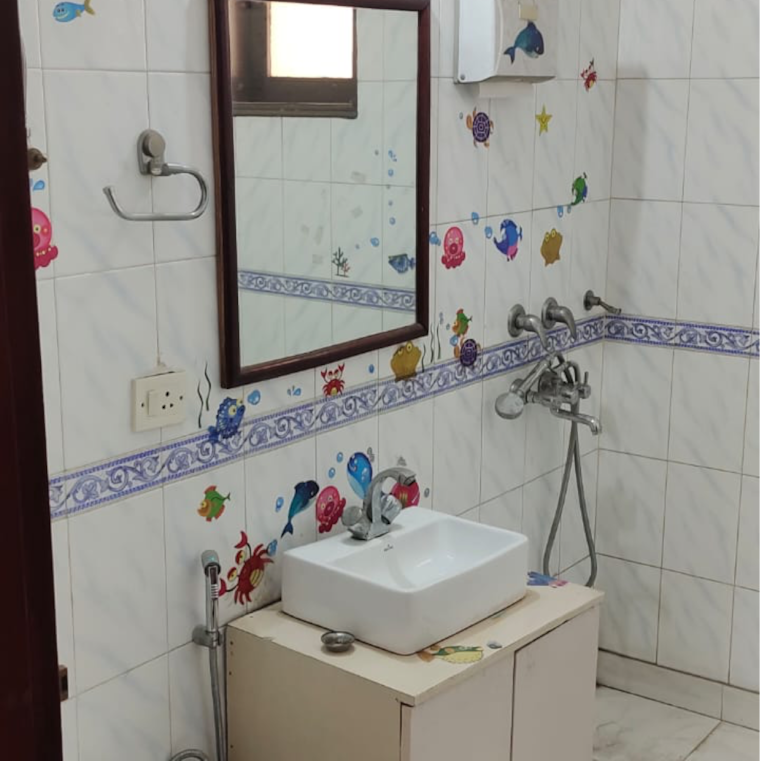 Bathroom, hauz khas 3 Bedroom 2000 Sq.Ft. Builder Floor In Hauz Khas Delhi 9265105