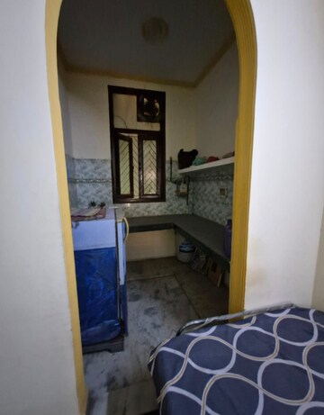 Master Bedroom in 1.5 BHK Builder Floor at Mayur Vihar – for Rent