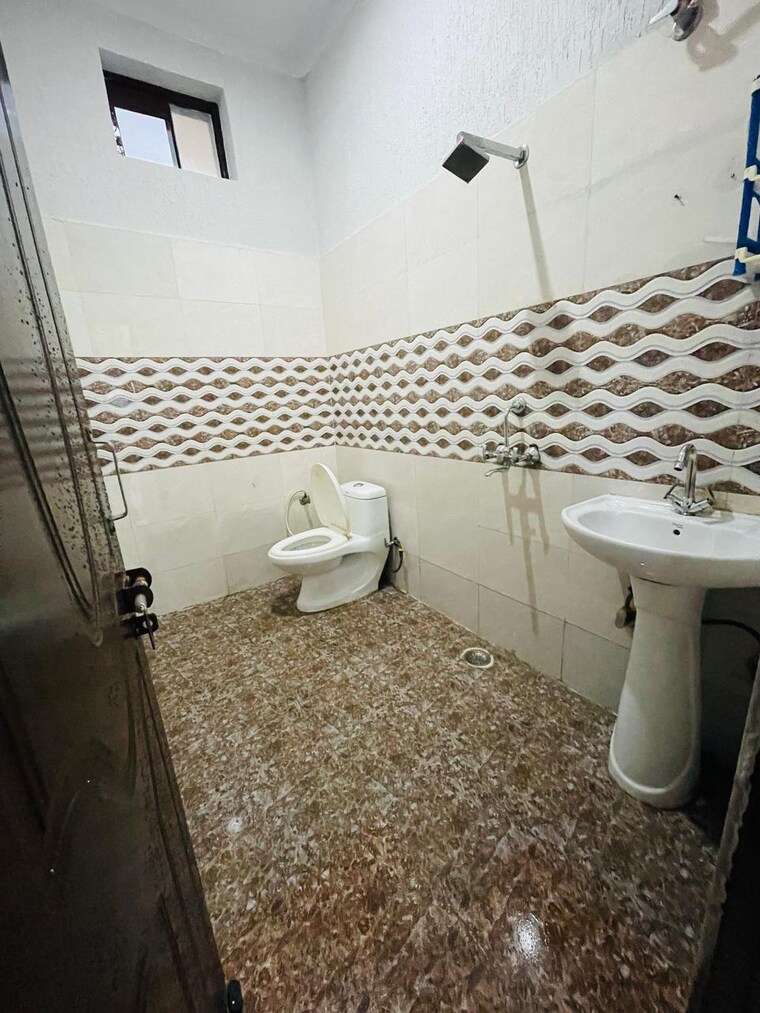 Bathroom, bhagirathi puram 3 Bedroom 1450 Sq.Ft. Builder Floor In Bhagirathi Puram Dehradun 9265167