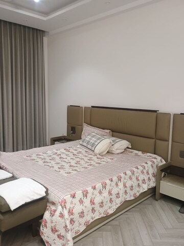 Bedroom in 5 BHK Apartment at Sector 107 – for Rent