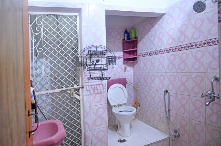 Bathroom, gomti nagar 6+ Bedroom 1850 Sq.Ft. Independent House In Gomti Nagar Lucknow 9265239
