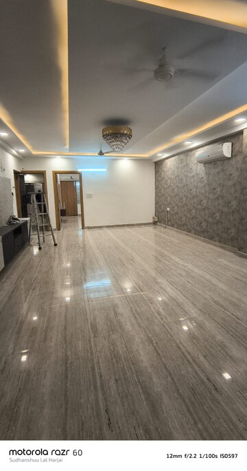 Room in 4 BHK Builder Floor at Green Fields Colony – for Rent