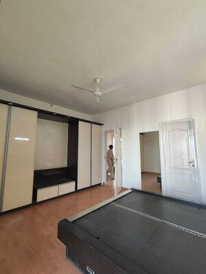 Room in 3.5 BHK Apartment at Sector 48 – for Rent