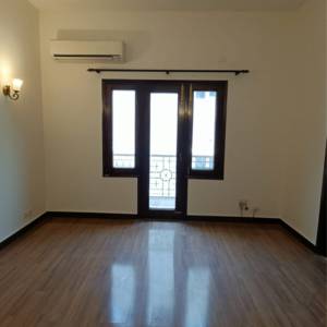 Room in 5 BHK Builder Floor at Panchsheel Park – for Rent