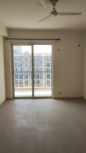 Room in 2 BHK Apartment at Signature Global Prime, Sector 63a – for Rent