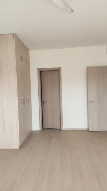 Room in 2 BHK Apartment at Signature Global Prime, Sector 63a – for Rent