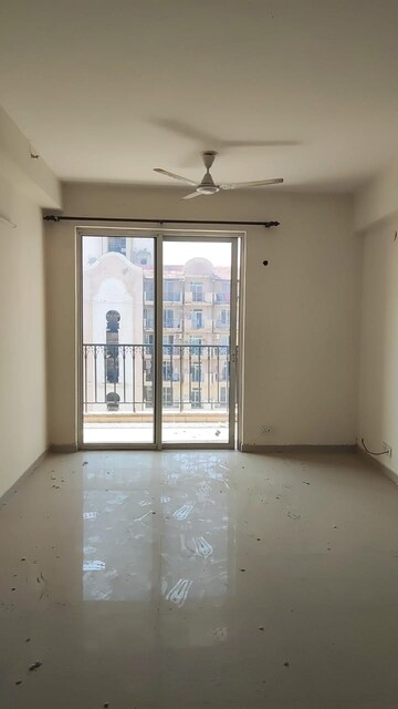 Room in 2 BHK Apartment at Signature Global Prime, Sector 63a – for Rent